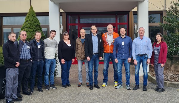 Lehrgangsleiter Jochen Nossek und Ausbildungsleiter Daniel Hummel mit Berufsorientierungsexpertinnen und -experten Lehrgangsleiter Jochen Nossek und Ausbildungsleiter Daniel Hummel mit Berufsorientierungsexpertinnen und -experten