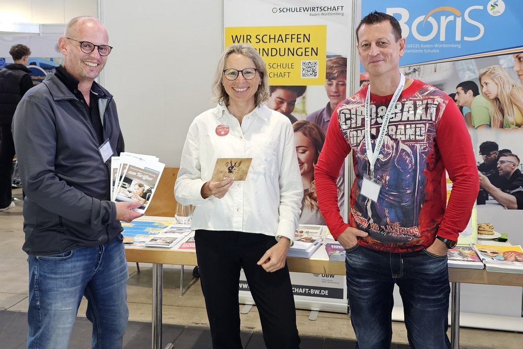 Das Standpersonal freut sich auf viele Gespräche Das Standpersonal freut sich auf viele Gespräche