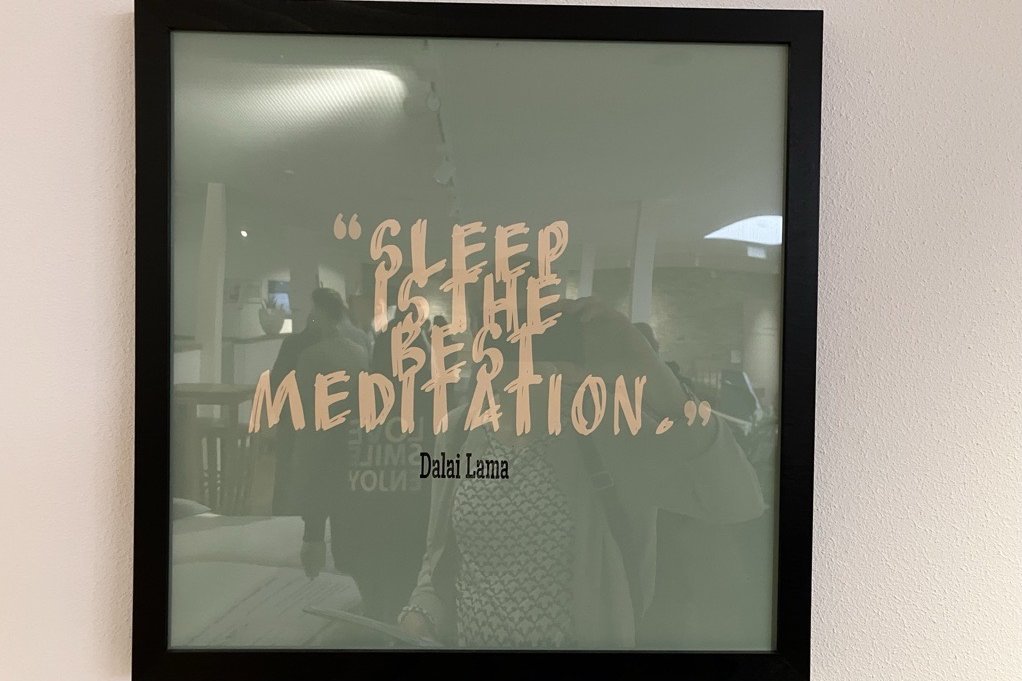 Ein Zitat des Dalai Lama in den Räumlichkeiten von allnatura
