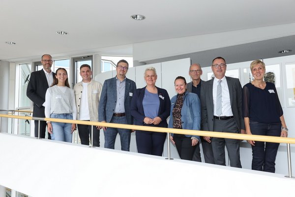 Informierten über duale Ausbildung (v.li.): Markus Kilian (Geschäftsführer Bezirksgruppe Südwestmetall), Alicia Gelfort, Robin Hartmann, Christoph Metzler, HWK-Präsidentin Katja Maier, Monika Schmid-Ritz (IHK), Prof. Ulrich Walwei, IHK-Hauptgeschäftsführer Thilo Rentschler, Sabine Ahua.