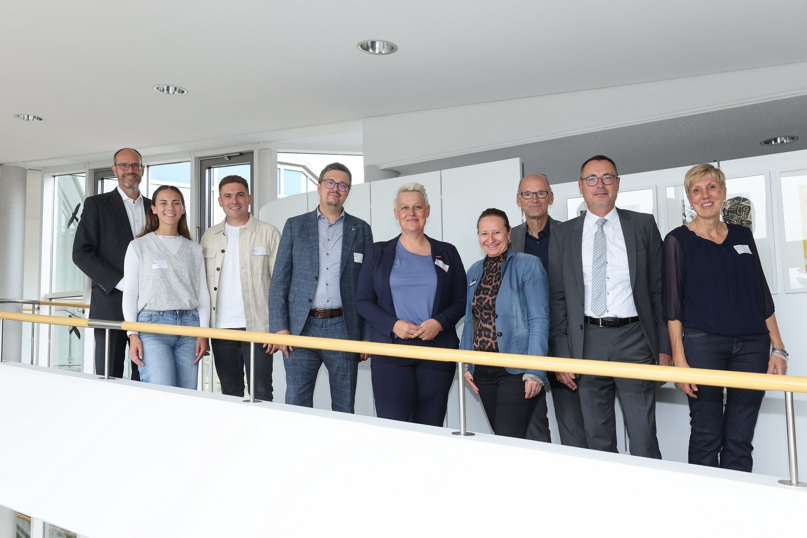 Markus Kilian (Geschäftsführer Bezirksgruppe Südwestmetall), Alicia Gelfort, Robin Hartmann, Christoph Metzler, HWK-Präsidentin Katja Maier, Monika Schmid-Ritz (IHK), Prof. Ulrich Walwei, IHK-Hauptgeschäftsführer Thilo Rentschler, Sabine Ahua Informierten über duale Ausbildung (v.li.): Markus Kilian (Geschäftsführer Bezirksgruppe Südwestmetall), Alicia Gelfort, Robin Hartmann, Christoph Metzler, HWK-Präsidentin Katja Maier, Monika Schmid-Ritz (IHK), Prof. Ulrich Walwei, IHK-Hauptgeschäftsführer Thilo Rentschler, Sabine Ahua.