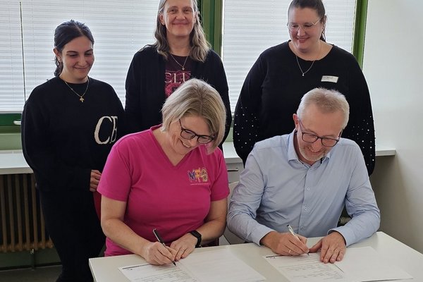 Bei der feierlichen Unterzeichnung Bei der feierlichen Unterzeichnung