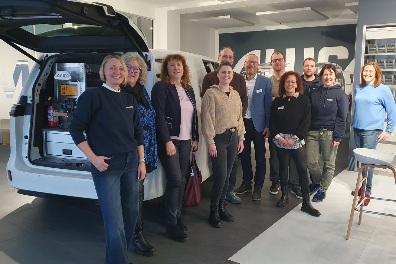 Die Gruppe freut sich auf die Netzwerkveranstaltung bei ALUCA Die Gruppe freut sich auf die Netzwerkveranstaltung bei ALUCA