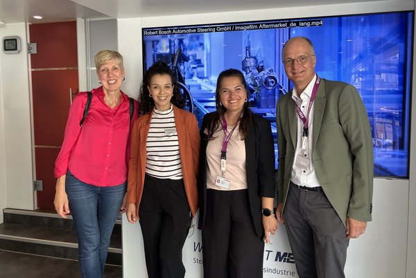 Das Team von SCHULEWIRTSCHAFT (vlnr): Sabine Ahua, Salma Iggoute, Ebru Akbas Karabulut und Johannes Krumme Das Team von SCHULEWIRTSCHAFT (vlnr): Sabine Ahua, Salma Iggoute, Ebru Akbas Karabulut und Johannes Krumme