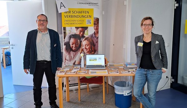 SCHULEWIRTSCHAFT wurde vertreten von Oliver Koch und Annika Gebauer SCHULEWIRTSCHAFT wurde vertreten von Oliver Koch und Annika Gebauer