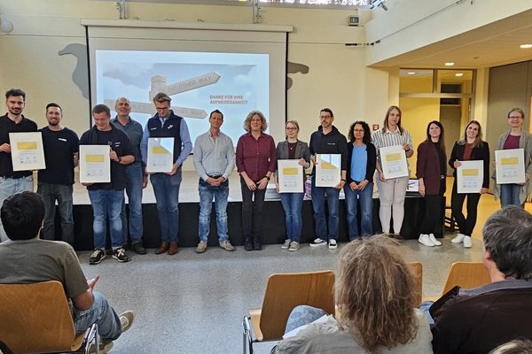 Neun Mal gelebte Kooperation zwischen Schule und Wirtschaft Neun Mal gelebte Kooperation zwischen Schule und Wirtschaft