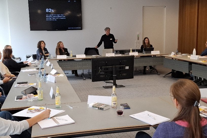 Interessierte Runde beim Vortrag von Frank Siegel Interessierte Runde beim Vortrag von Frank Siegel