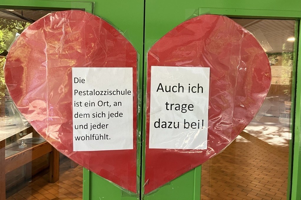 Die Pestalozzi-Schule setzt sich engagiert für ein Miteinander ein! Die Pestalozzi-Schule setzt sich engagiert für ein Miteinander ein!