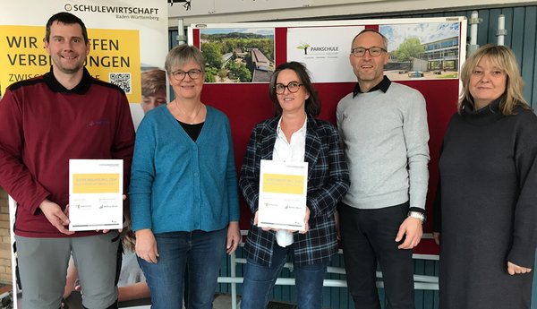 Die Beteiligten freuen sich über die besiegelte Bildungspartnerschaft