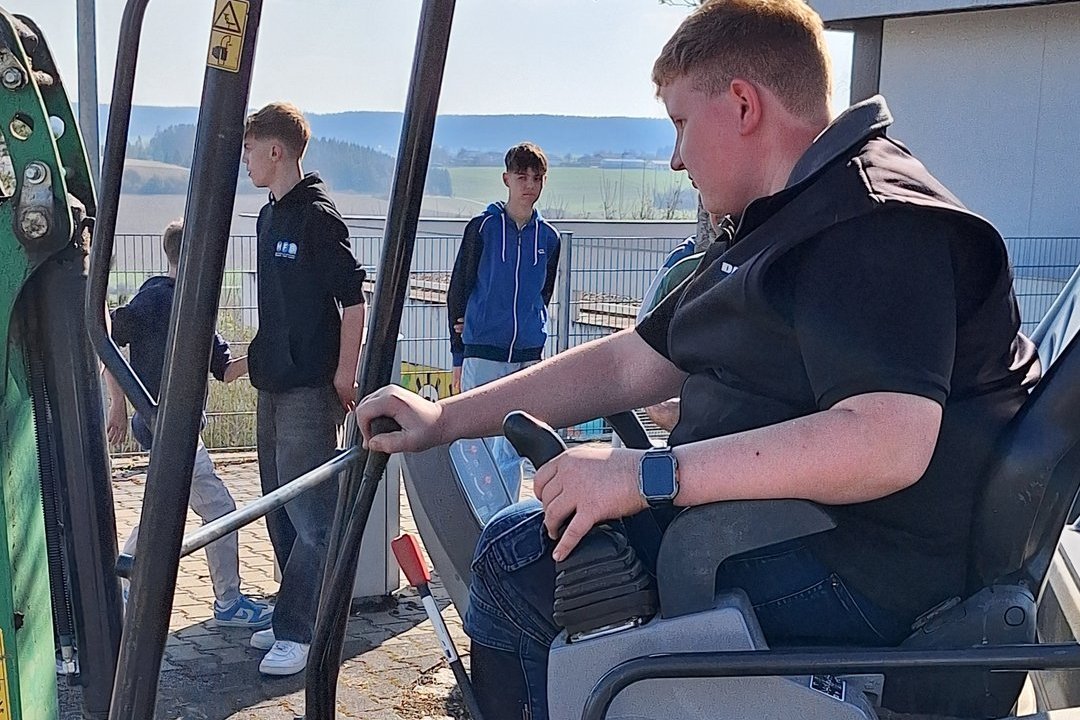 Auch mal selbst einen Bagger steuern Auch mal selbst einen Bagger steuern