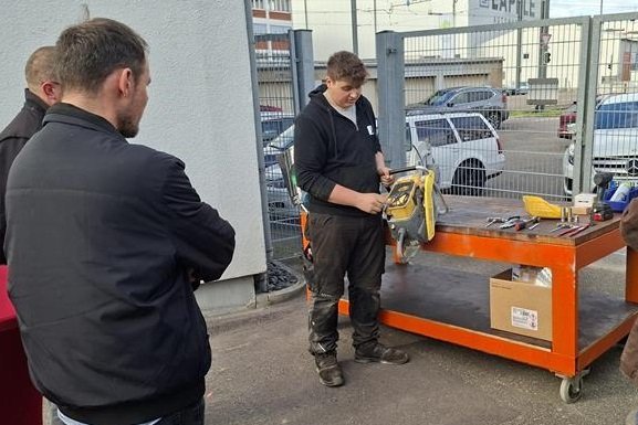 Vorführen einer Kreissäge Vorführen einer Kreissäge