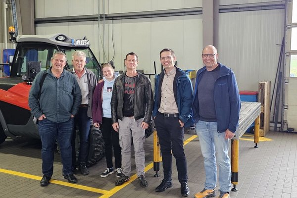 Die Besuchergruppe freut sich auf die Führung Die Besuchergruppe freut sich auf die Führung