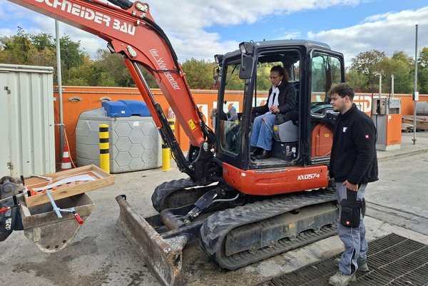 Wer wollte nicht schon einmal selbst Bagger fahren!