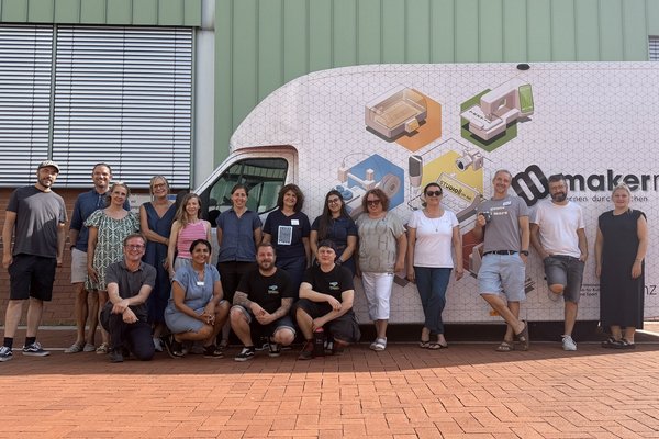 Gruppenfoto vor dem Makermobil Gruppenfoto vor dem Makermobil