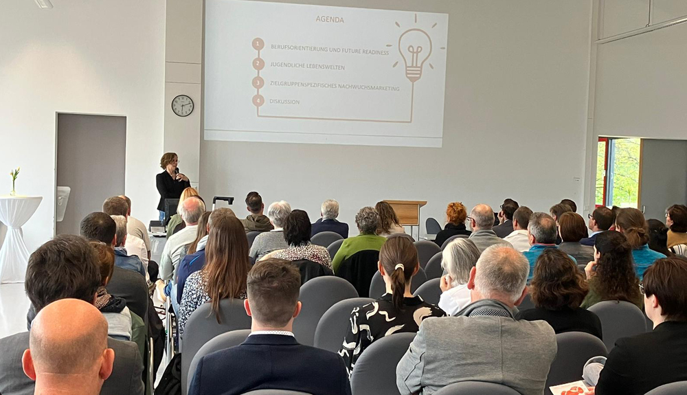 Christine Uhlmann, SINUS:akademie referierte vor einem vollbesetzten Plenum. Christine Uhlmann, SINUS:akademie referierte vor einem vollbesetzten Plenum.