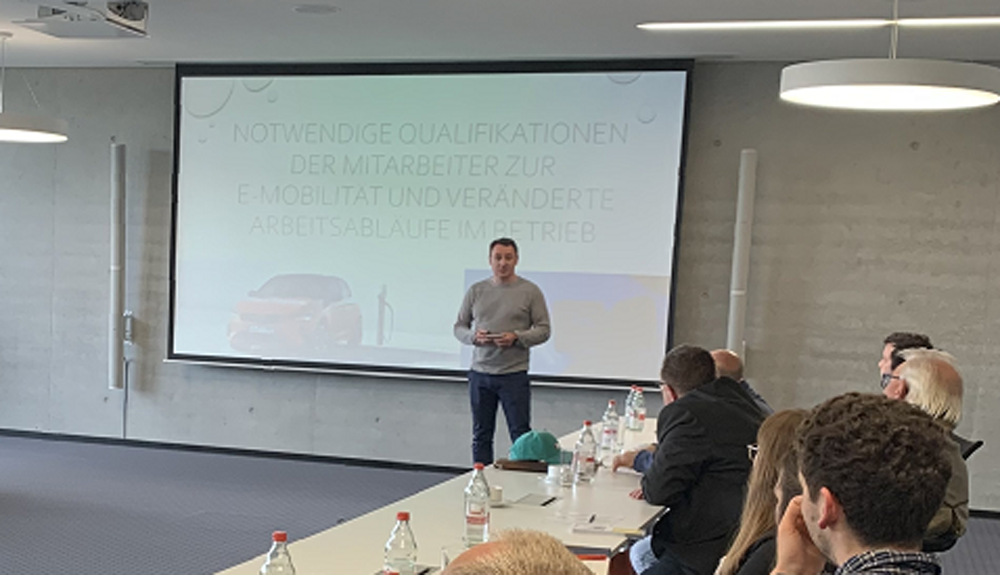 Spannender Vortrag von Stefan Sauter, Geschäftsführer der Autohaus Zimmermann GmbH Spannender Vortrag von Stefan Sauter, Geschäftsführer der Autohaus Zimmermann GmbH