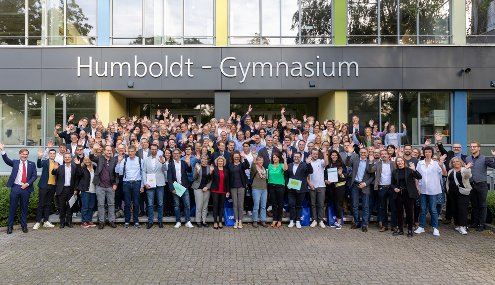 Gruppenbild der Teilnehmenden vor dem Humboldt-Gymnasium in Karlsruhe Gruppenbild der Teilnehmenden vor dem Humboldt-Gymnasium in Karlsruhe