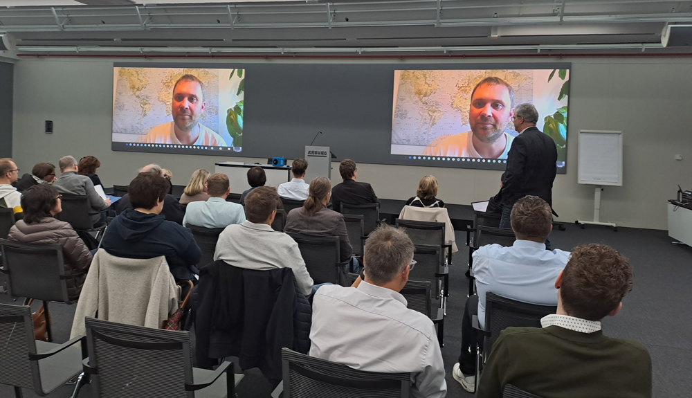 Keynote (online): Steffen Haschler, beim Onlinevortrag: KI in der Bildung: Chancen, Herausforderungen und rechtliche Perspektiven" Keynote (online): Steffen Haschler, beim Onlinevortrag: KI in der Bildung: Chancen, Herausforderungen und rechtliche Perspektiven"
